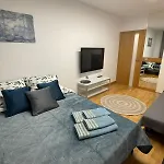 Comfortable With 2 Bedrooms And 2 Balconies On Borkowska Street קרקוב