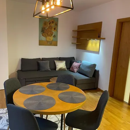 Comfortable With 2 Bedrooms And 2 Balconies On Borkowska Street 크라쿠프